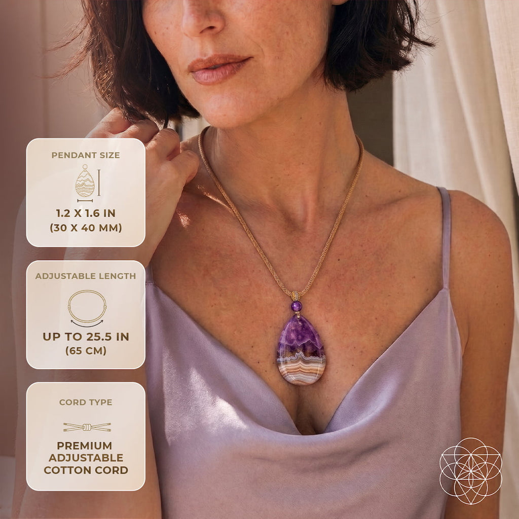 Model wearing the pendant with a size guide showing a 30 × 40 mm stone and cotton cord adjustable up to 65 cm.
