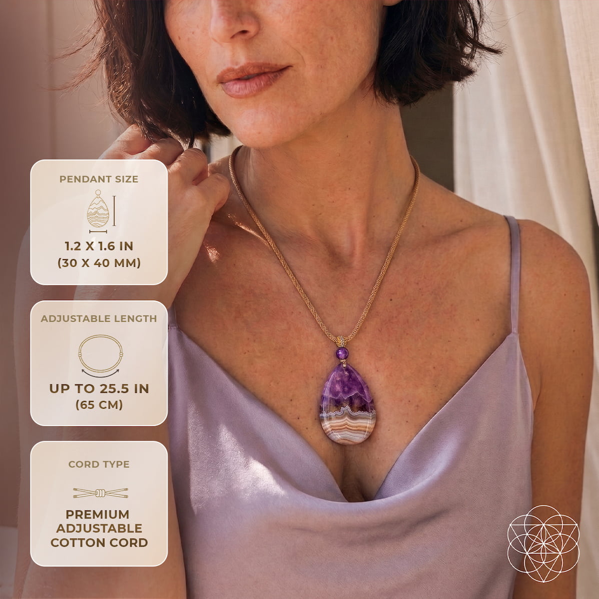 Model wearing the pendant with a size guide showing a 30 × 40 mm stone and cotton cord adjustable up to 65 cm.