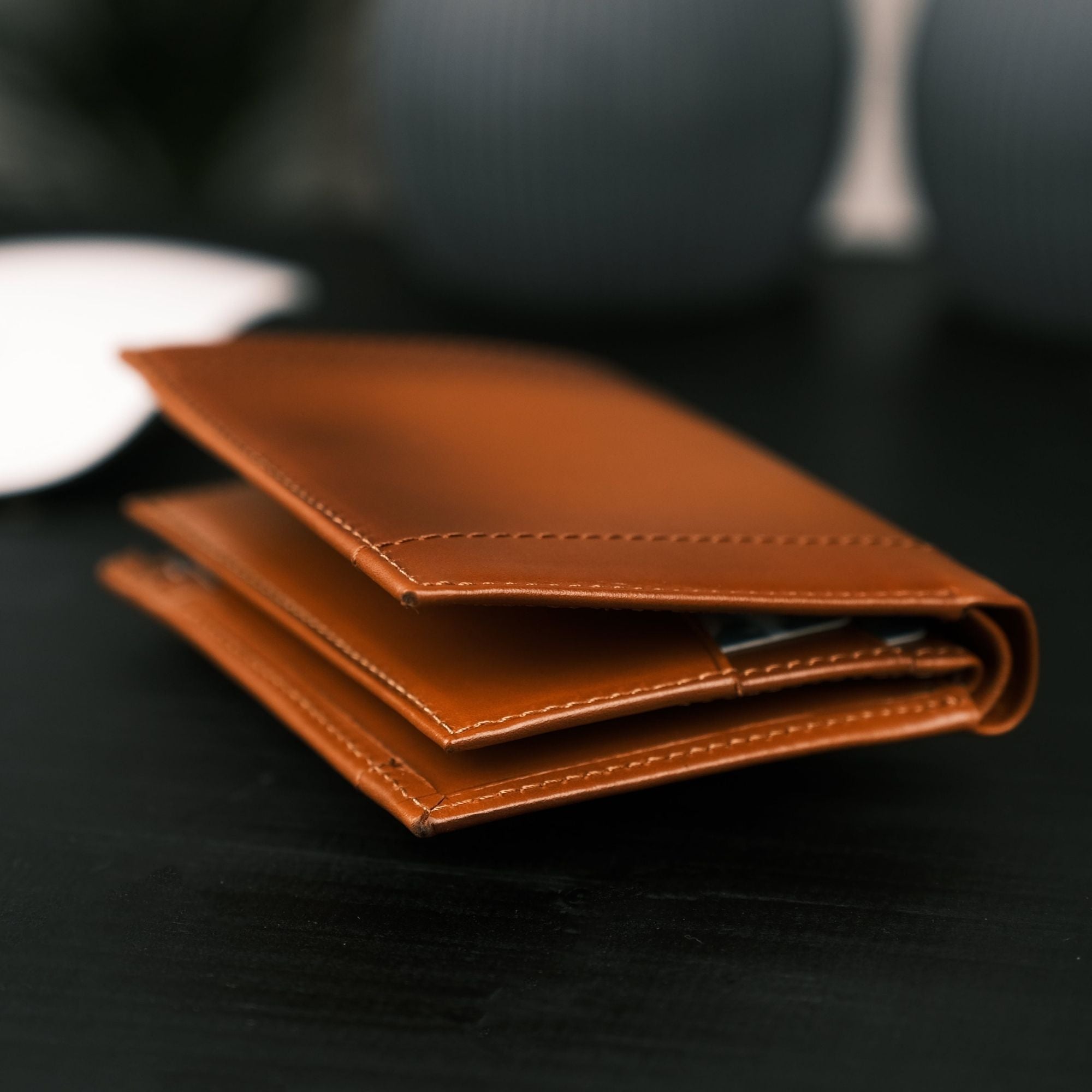 TORONATA Glendo Handcrafted Calfskin Leather Wallet with Apple AirTag Slot — Unisex