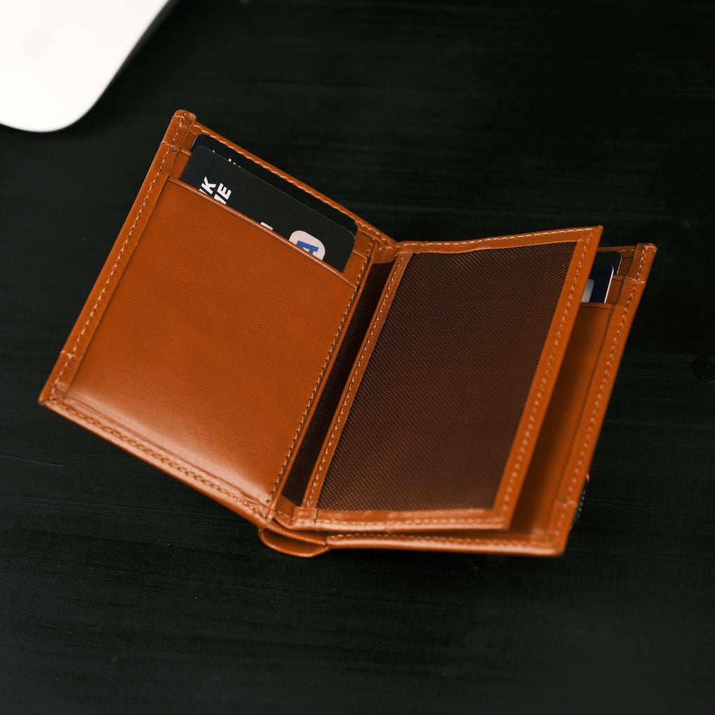 TORONATA Glendo Handcrafted Calfskin Leather Wallet with Apple AirTag Slot — Unisex