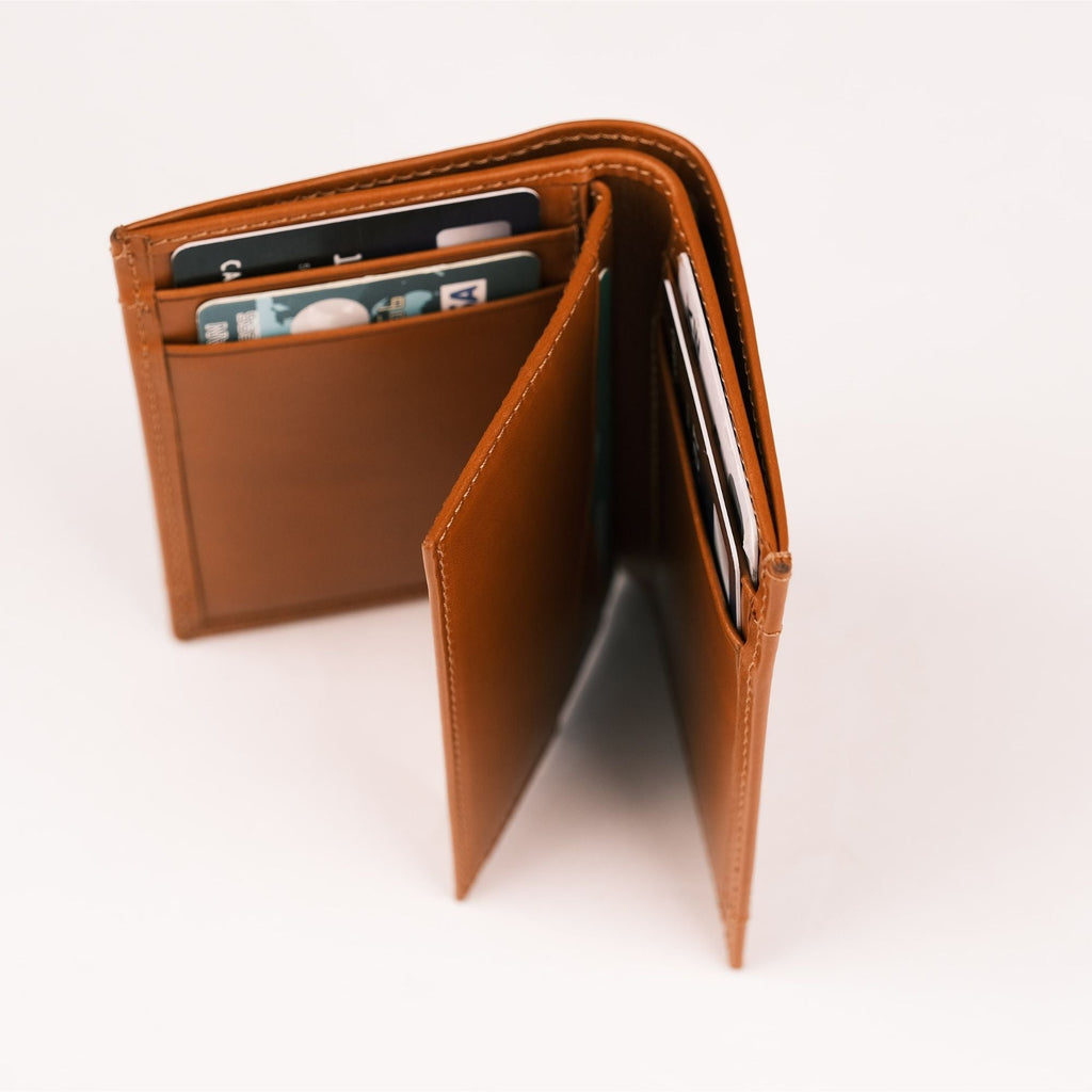 TORONATA Glendo Handcrafted Calfskin Leather Wallet with Apple AirTag Slot — Unisex