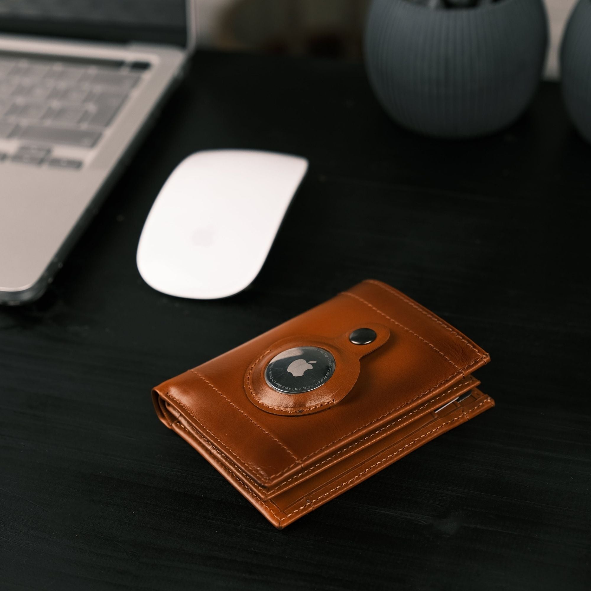 TORONATA Glendo Handcrafted Calfskin Leather Wallet with Apple AirTag Slot — Unisex